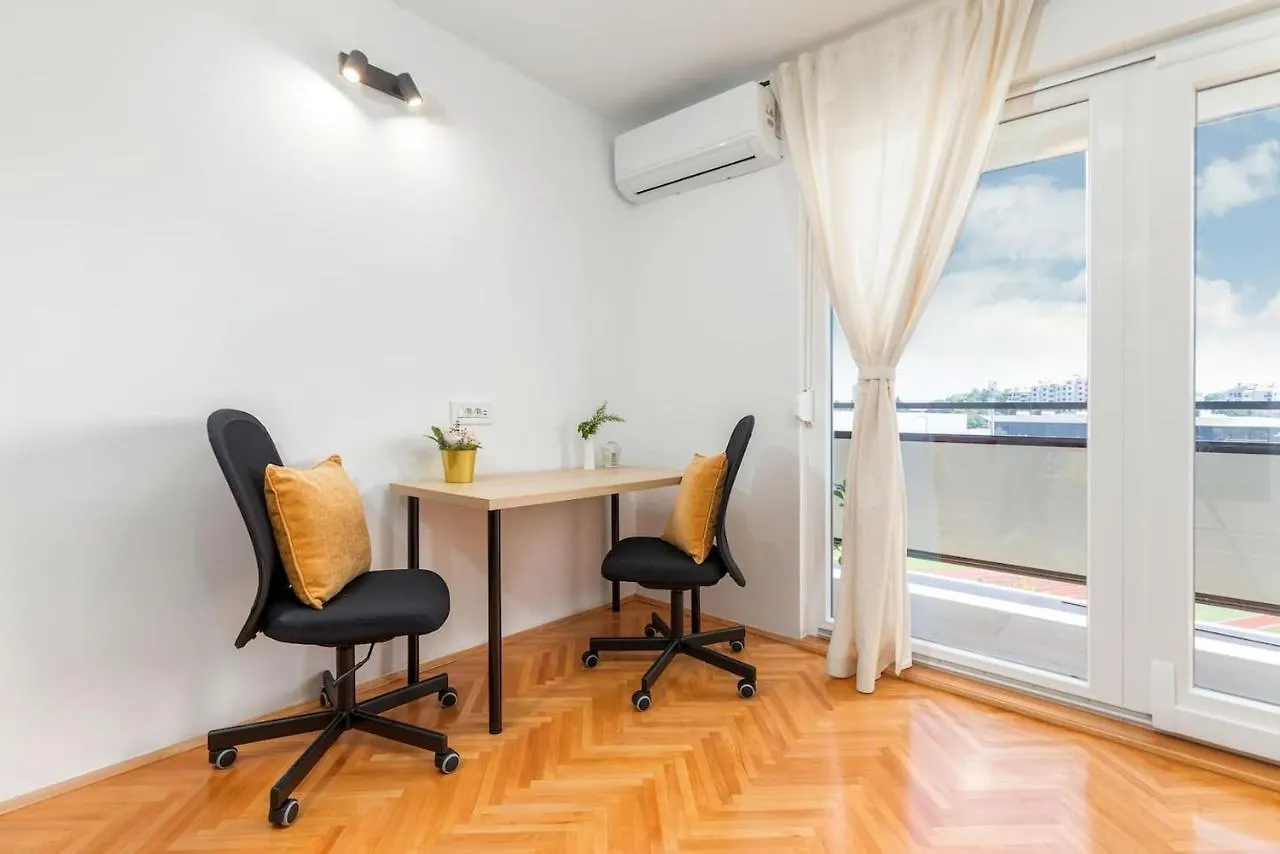 Sunny Aura Beach Apartment - Spacious And Bright, With Parking Pula