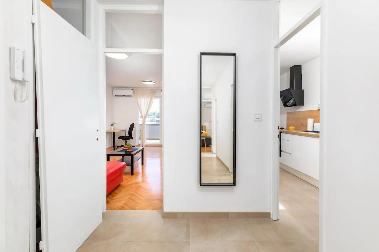Sunny Aura Beach Apartment - Spacious And Bright, With Parking Pula