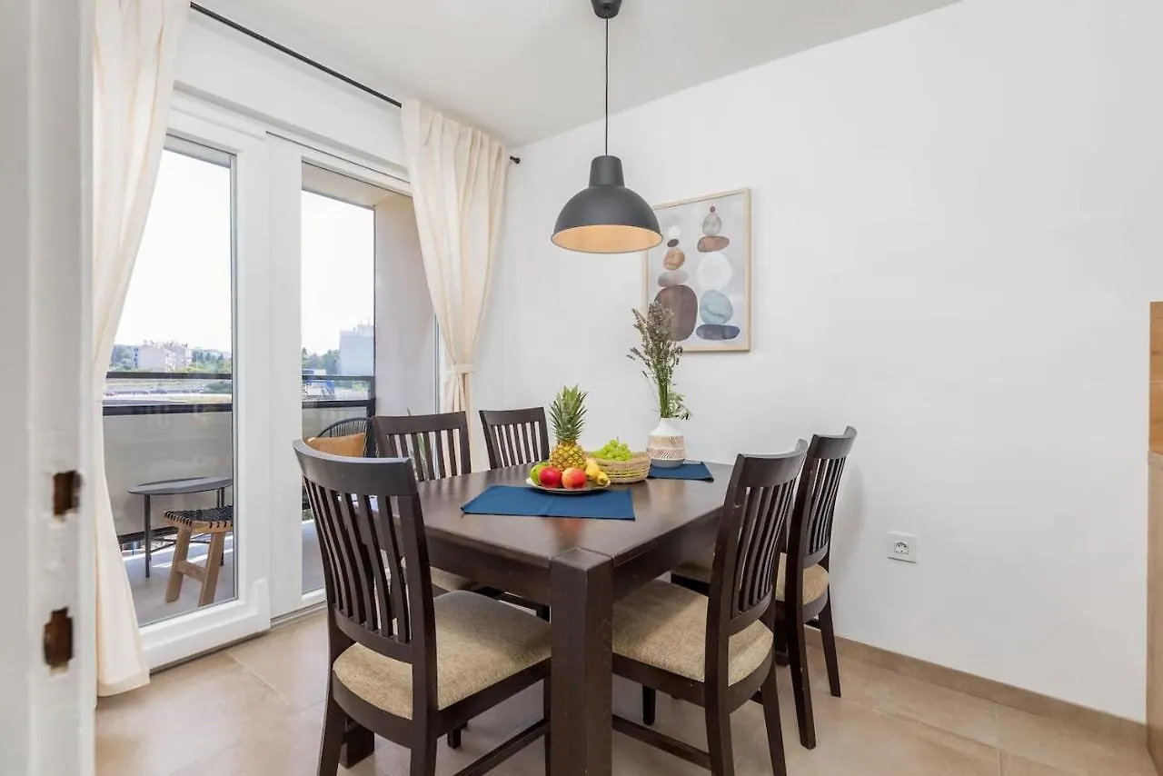 Sunny Aura Beach Apartment - Spacious And Bright, With Parking