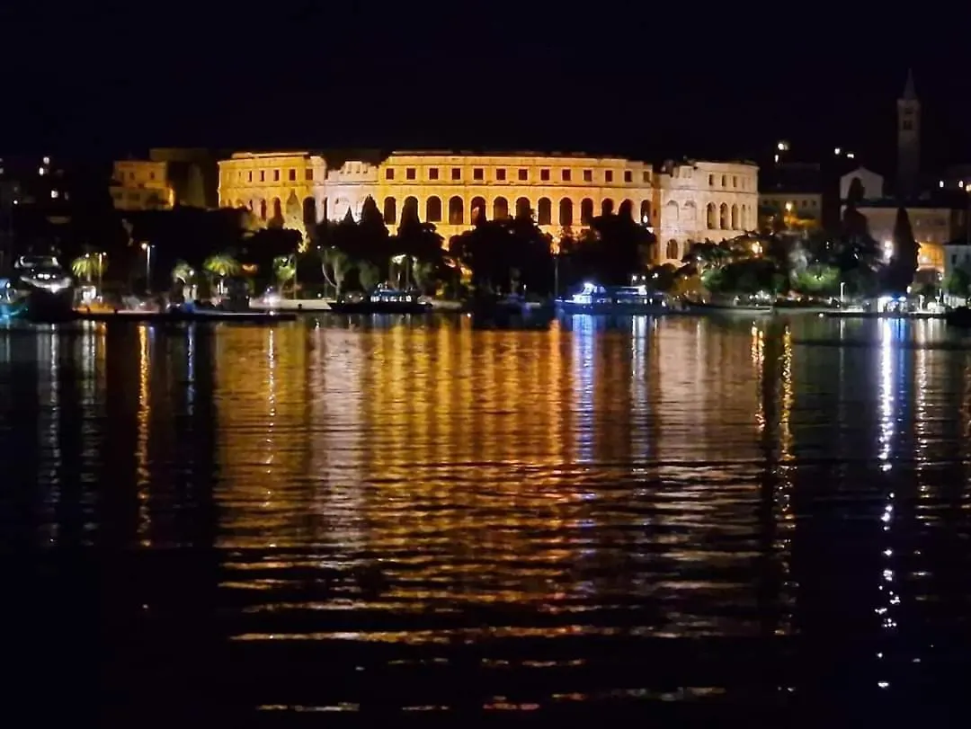 Sunny Aura Beach Apartment - Spacious And Bright, With Parking Pula