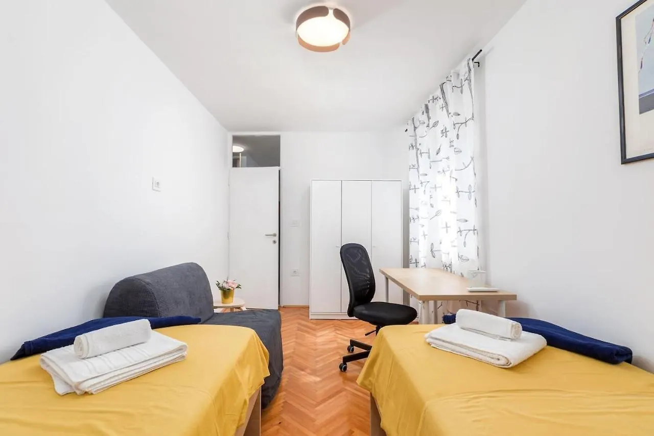 Sunny Aura Beach Apartment - Spacious And Bright, With Parking Pula