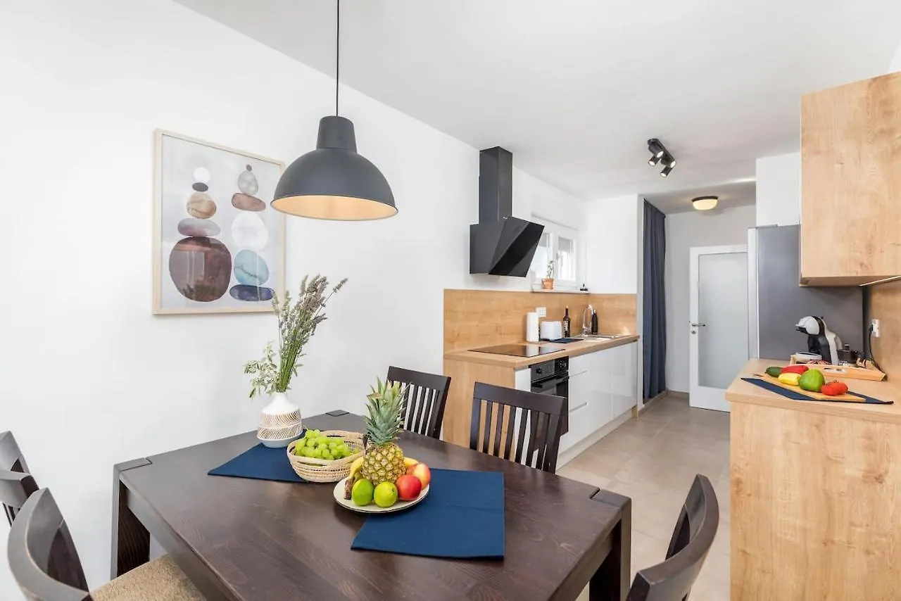Sunny Aura Beach Apartment - Spacious And Bright, With Parking Pula 0*,