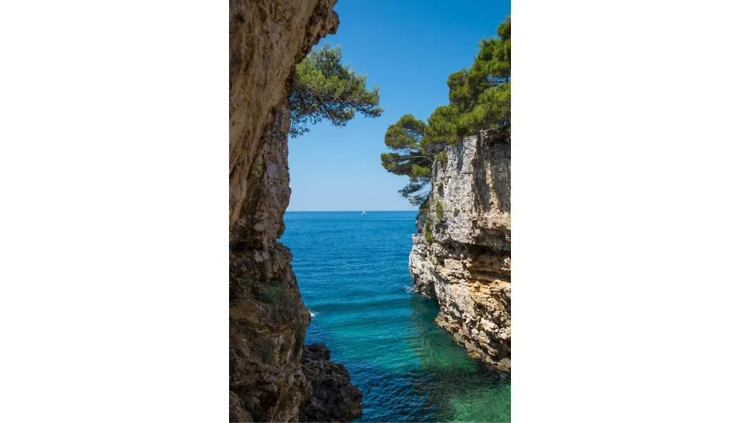 Sunny Aura Beach Apartment - Spacious And Bright, With Parking Pula